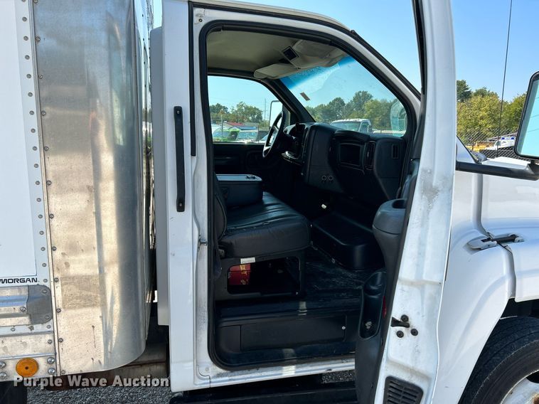 image for item NQ9879 2007 GMC C5  box truck