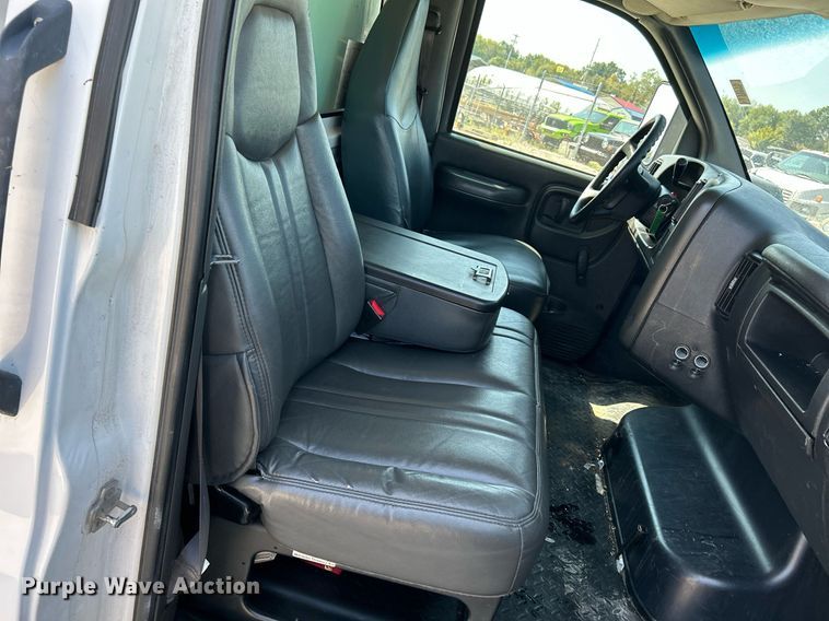 image for item NQ9879 2007 GMC C5  box truck