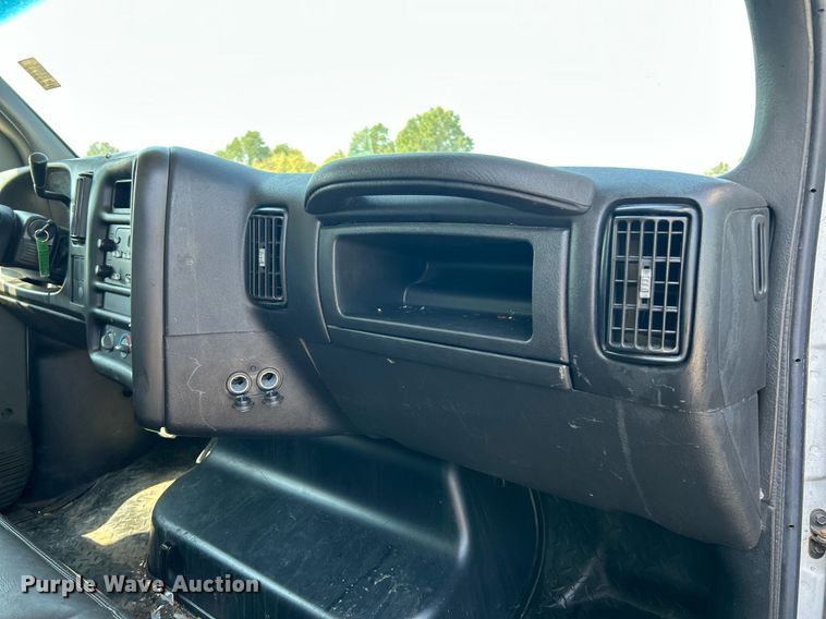 image for item NQ9879 2007 GMC C5  box truck