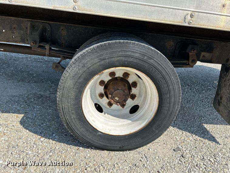 image for item NQ9879 2007 GMC C5  box truck