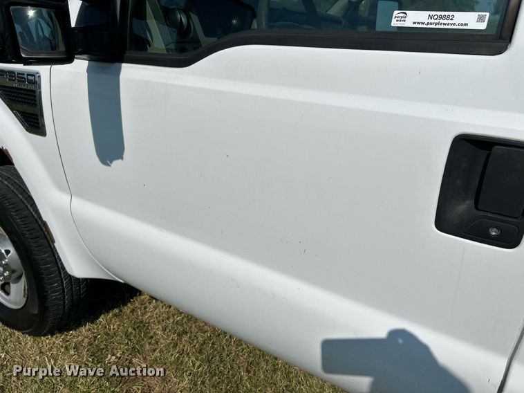 image for item NQ9882 2008 Ford F350 Super Duty XL  pickup truck