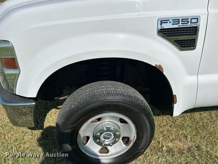 image for item NQ9882 2008 Ford F350 Super Duty XL  pickup truck
