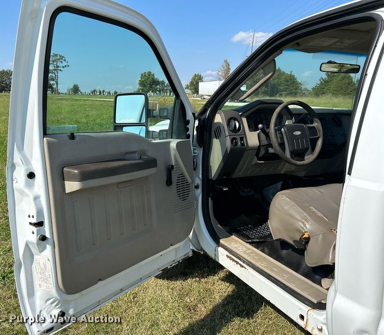 image for item NQ9882 2008 Ford F350 Super Duty XL  pickup truck