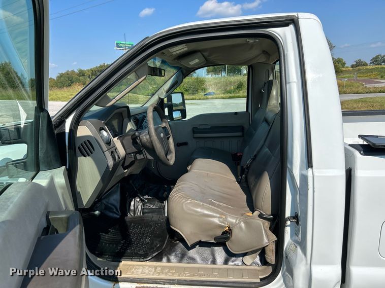 image for item NQ9882 2008 Ford F350 Super Duty XL  pickup truck