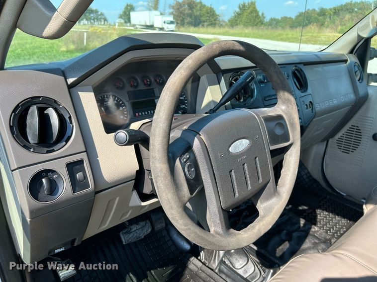 image for item NQ9882 2008 Ford F350 Super Duty XL  pickup truck