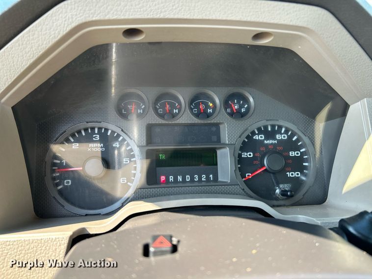 image for item NQ9882 2008 Ford F350 Super Duty XL  pickup truck