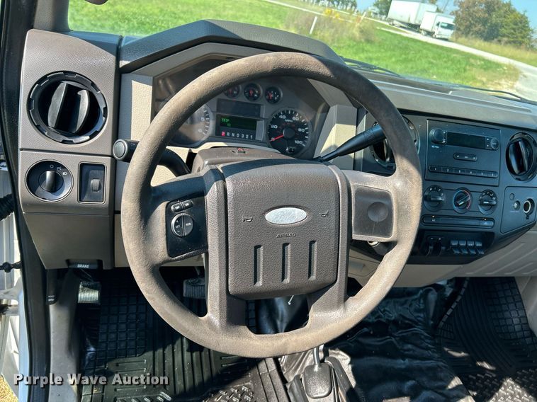 image for item NQ9882 2008 Ford F350 Super Duty XL  pickup truck