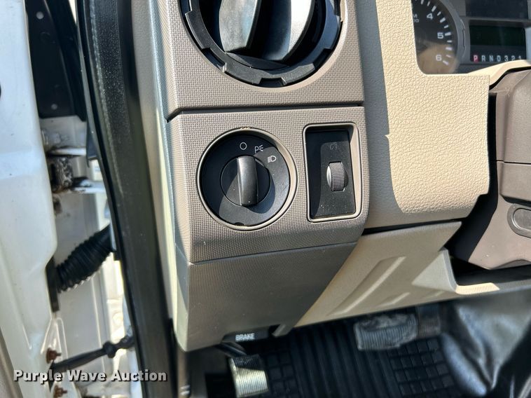 image for item NQ9882 2008 Ford F350 Super Duty XL  pickup truck