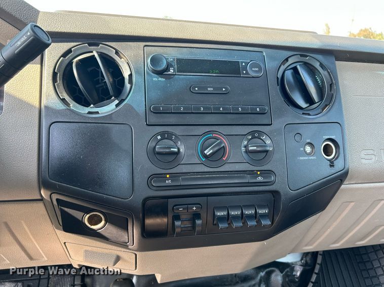 image for item NQ9882 2008 Ford F350 Super Duty XL  pickup truck