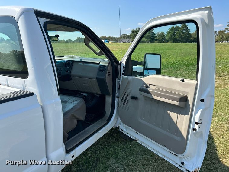 image for item NQ9882 2008 Ford F350 Super Duty XL  pickup truck