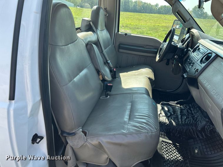 image for item NQ9882 2008 Ford F350 Super Duty XL  pickup truck
