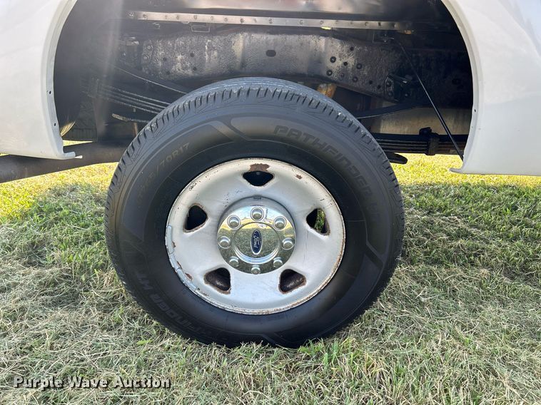 image for item NQ9882 2008 Ford F350 Super Duty XL  pickup truck