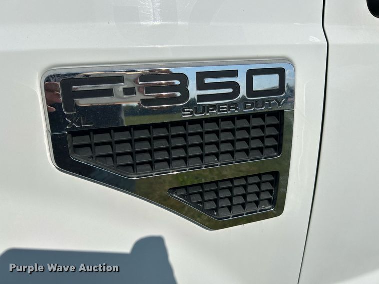 image for item NQ9882 2008 Ford F350 Super Duty XL  pickup truck