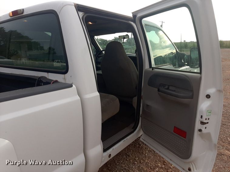 image for item NV9312 2000 Ford F350 Super Duty  Crew Cab pickup truck