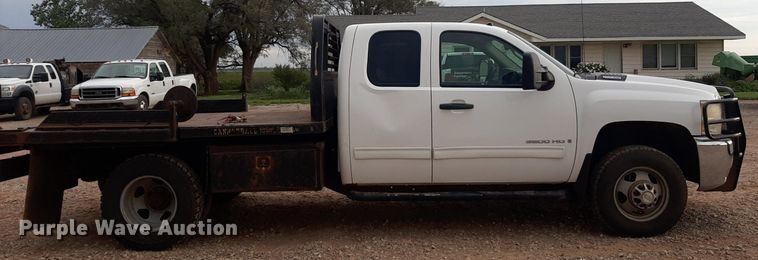 image for item NV9313 2009 Chevrolet Silverado 3500HD  Ext. Cab bale bed pickup truck