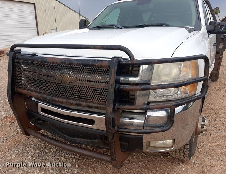 image for item NV9313 2009 Chevrolet Silverado 3500HD  Ext. Cab bale bed pickup truck