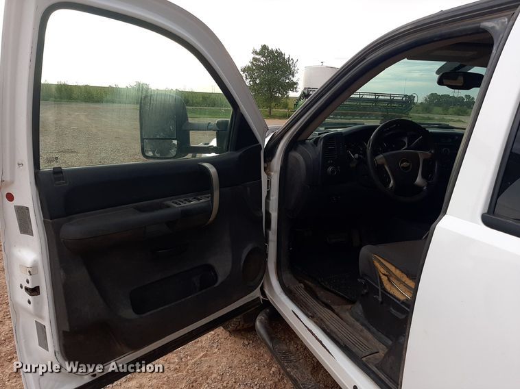 image for item NV9313 2009 Chevrolet Silverado 3500HD  Ext. Cab bale bed pickup truck