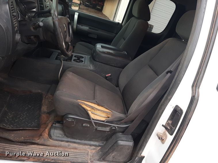 image for item NV9313 2009 Chevrolet Silverado 3500HD  Ext. Cab bale bed pickup truck