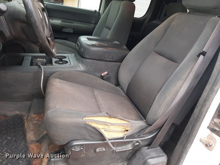 image for item NV9313 2009 Chevrolet Silverado 3500HD  Ext. Cab bale bed pickup truck