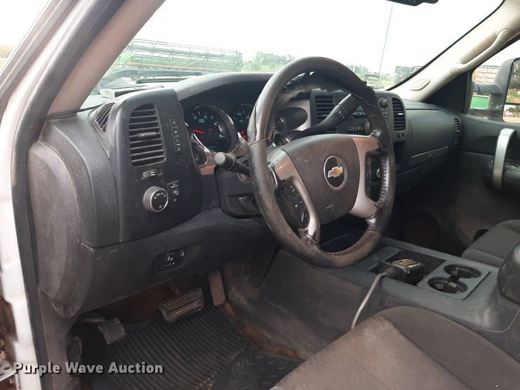 image for item NV9313 2009 Chevrolet Silverado 3500HD  Ext. Cab bale bed pickup truck