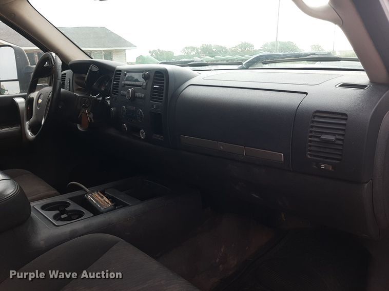 image for item NV9313 2009 Chevrolet Silverado 3500HD  Ext. Cab bale bed pickup truck