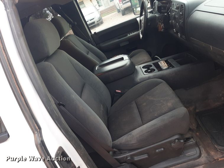 image for item NV9313 2009 Chevrolet Silverado 3500HD  Ext. Cab bale bed pickup truck