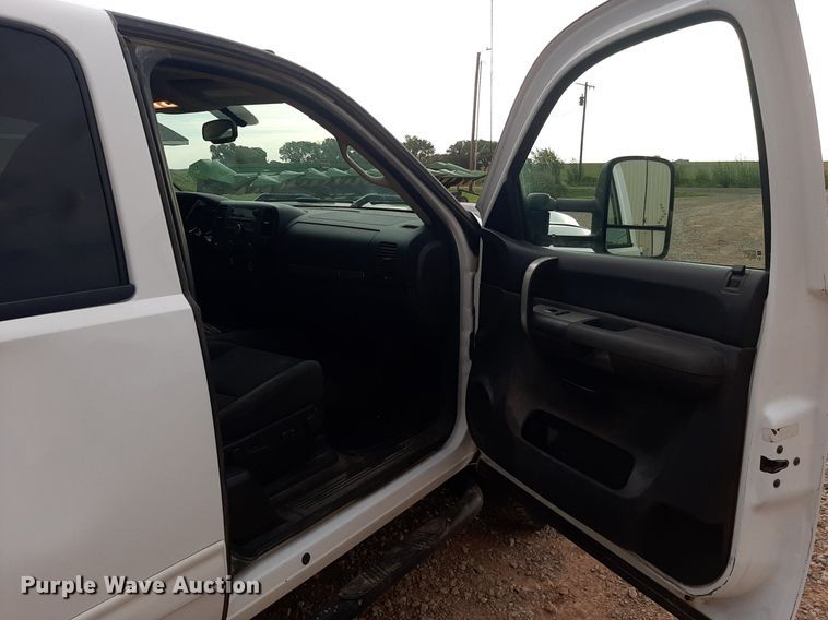 image for item NV9313 2009 Chevrolet Silverado 3500HD  Ext. Cab bale bed pickup truck