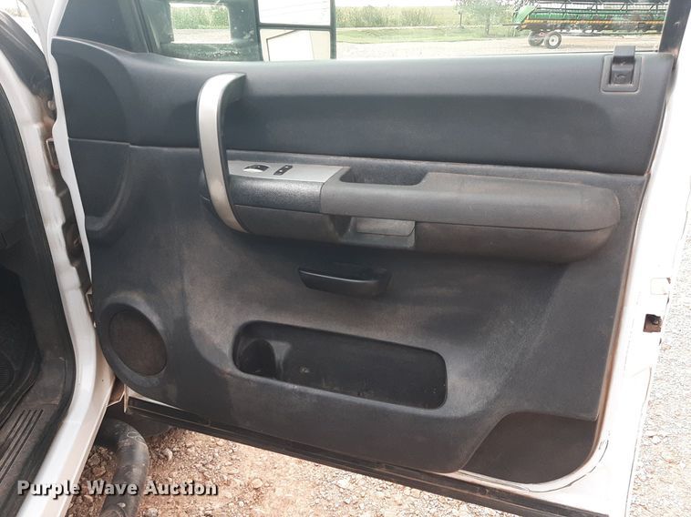 image for item NV9313 2009 Chevrolet Silverado 3500HD  Ext. Cab bale bed pickup truck