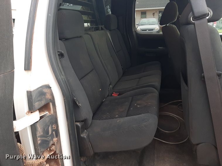 image for item NV9313 2009 Chevrolet Silverado 3500HD  Ext. Cab bale bed pickup truck