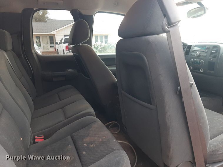 image for item NV9313 2009 Chevrolet Silverado 3500HD  Ext. Cab bale bed pickup truck