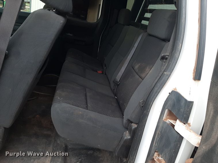 image for item NV9313 2009 Chevrolet Silverado 3500HD  Ext. Cab bale bed pickup truck