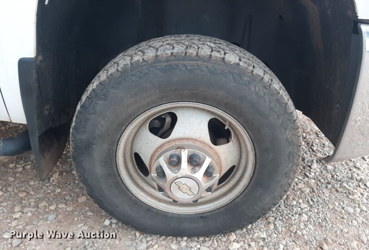 image for item NV9313 2009 Chevrolet Silverado 3500HD  Ext. Cab bale bed pickup truck