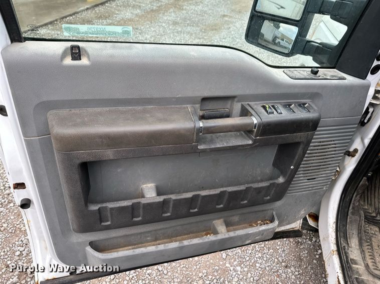 image for item NX9736 2016 Ford F350 Super Duty  Crew Cab pickup truck