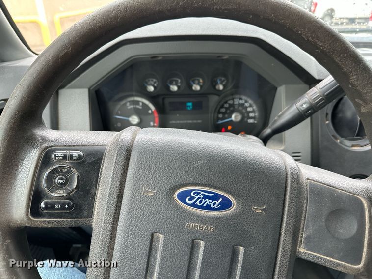 image for item NX9736 2016 Ford F350 Super Duty  Crew Cab pickup truck