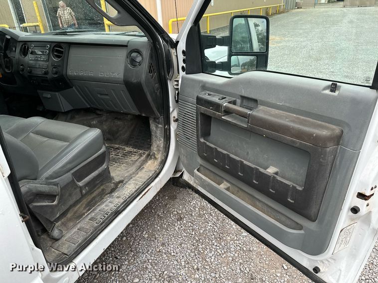 image for item NX9736 2016 Ford F350 Super Duty  Crew Cab pickup truck