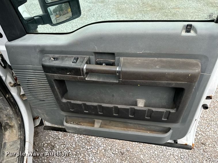 image for item NX9736 2016 Ford F350 Super Duty  Crew Cab pickup truck