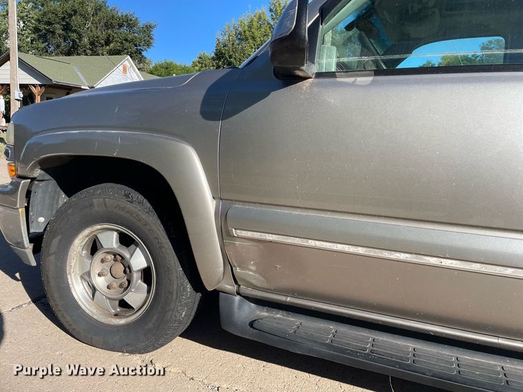 image for item NX9771 2001 Chevrolet Suburban  SUV