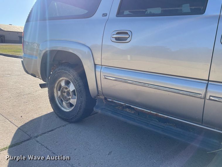 image for item NX9771 2001 Chevrolet Suburban  SUV