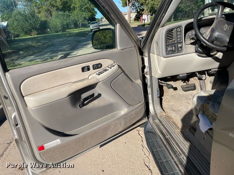 image for item NX9771 2001 Chevrolet Suburban  SUV