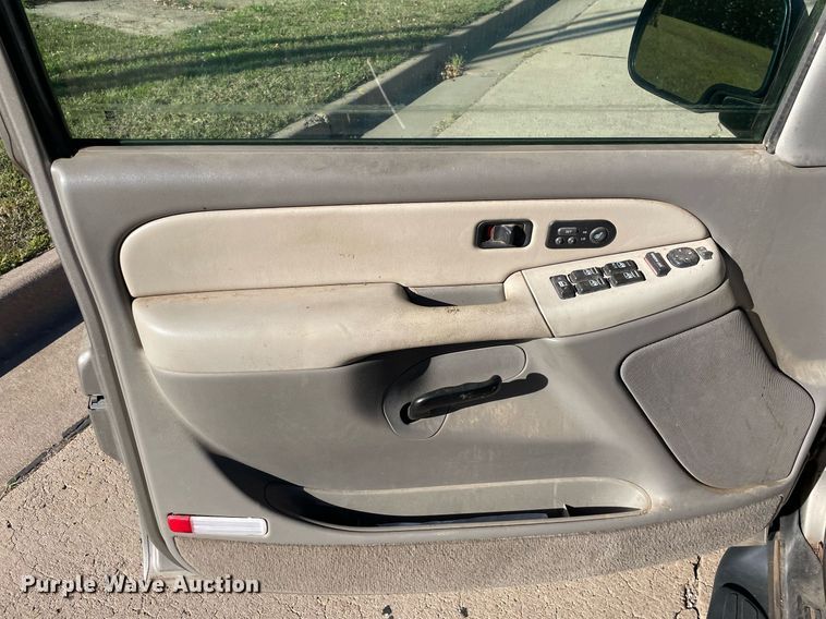 image for item NX9771 2001 Chevrolet Suburban  SUV