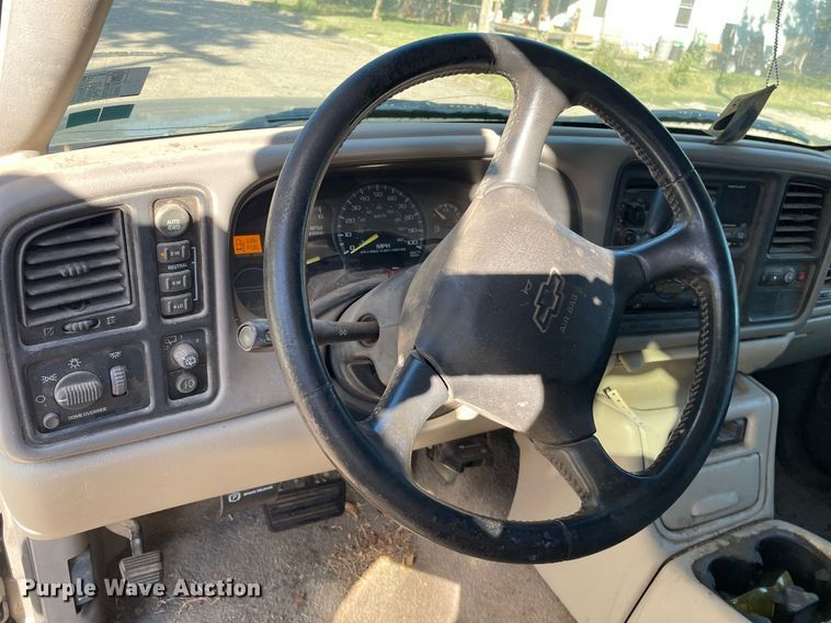 image for item NX9771 2001 Chevrolet Suburban  SUV