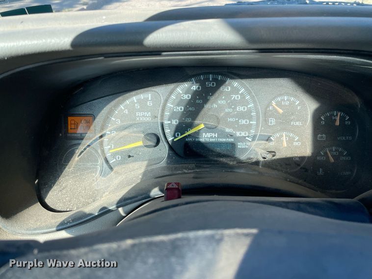 image for item NX9771 2001 Chevrolet Suburban  SUV