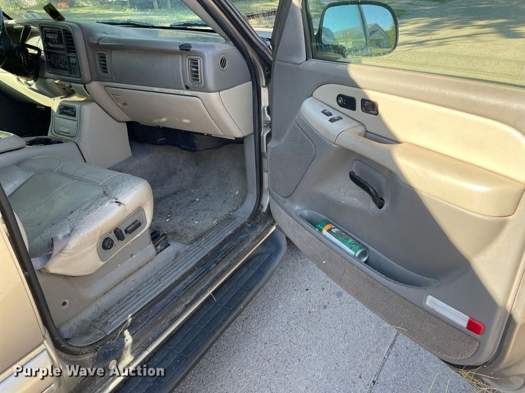 image for item NX9771 2001 Chevrolet Suburban  SUV