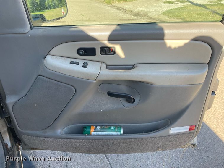 image for item NX9771 2001 Chevrolet Suburban  SUV