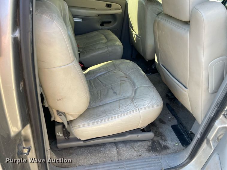 image for item NX9771 2001 Chevrolet Suburban  SUV