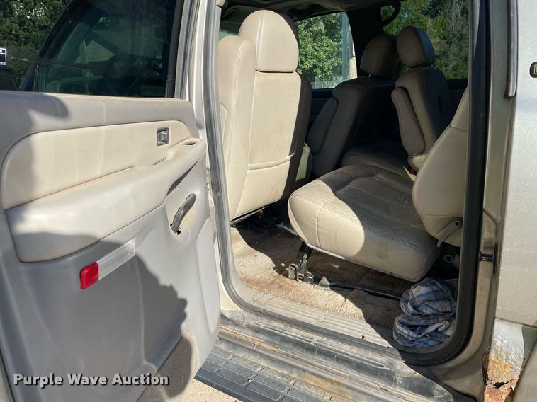 image for item NX9771 2001 Chevrolet Suburban  SUV