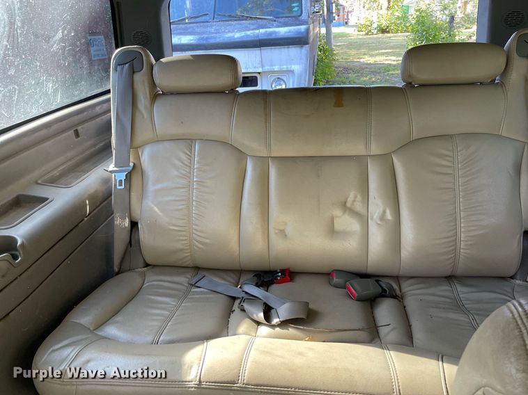 image for item NX9771 2001 Chevrolet Suburban  SUV