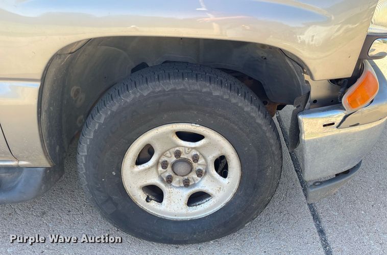 image for item NX9771 2001 Chevrolet Suburban  SUV