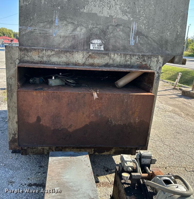 image for item OF9065 1999 Sebright Products 4260  trash compactor