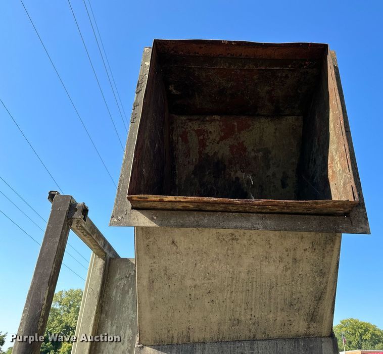 image for item OF9065 1999 Sebright Products 4260  trash compactor